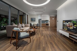 Deluxe-værelse - 2 soveværelser (Ocean) | Dundyner, minibar, pengeskab på værelset, individuel indretning