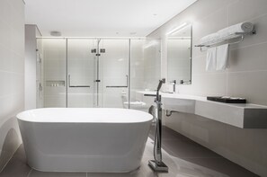 Habitación Premier, 1 habitación (Ocean) | Baño | Ducha, artículos de higiene personal gratuitos y secador de pelo