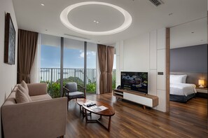Deluxe Room, 1 Bedroom (Ocean) | Down duvets, minibar, in-room safe, individually furnished - Wyndham Grand Flamingo Cat Ba (Hai Phong)
