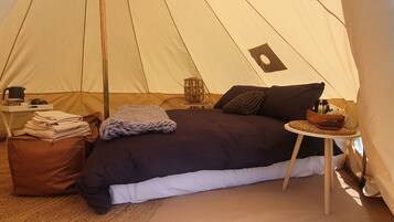 1 bedroom, bed sheets