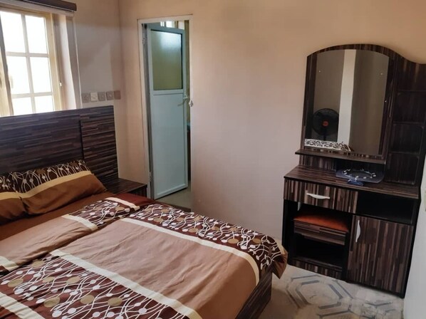 2 habitaciones, tabla de planchar con plancha, wifi y ropa de cama 
