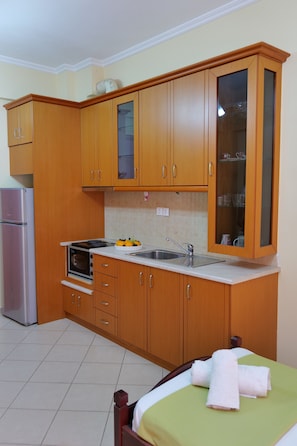 Frigorífico, microondas, horno y placa de cocina