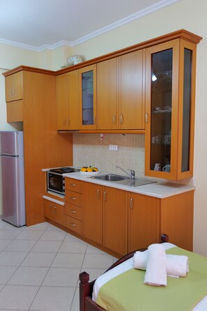 Fridge, microwave, oven, stovetop - Remarkable 2-Bed Apartment in Sarandë (Sarande)