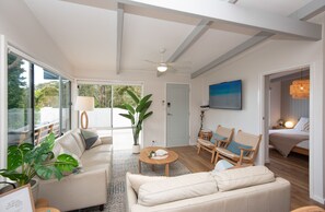 4 bedrooms, iron/ironing board, travel cot, Internet