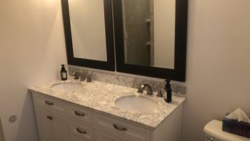 Douche, sĂšche-cheveux, serviettes fournies, savon