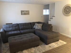 Smart TV, fireplace, DVD player, books - Two bedroom Cottage in a peaceful setting - Reasonable distance to Hocking Hills (Amanda)