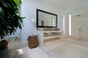 Villa, 3 Schlafzimmer, Raucher, eigener Pool | Badezimmer | Dusche, Handtücher