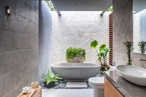 Vila, 2 quartos, para fumantes, piscina particular | Banheiro | Toalhas de banho 