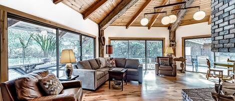 تلفزيون، مدفأة، كُتُب