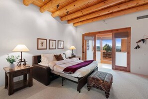 3 chambres, bureau, fer et planche à repasser, lit de bébé portatif