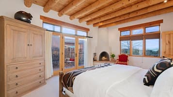 3 slaapkamers, een bureau, een strijkplank/strijkijzer, reisbedje