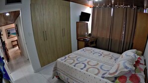 A bedroom with a bed, a wardrobe, a desk, a chair, and a small table. - SEA VIEW APARTMENT CLOSE TO THE BEACH (San Andrés y Providencia)