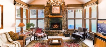 JHRL-Spacious townhome steps from Moose Creek charilift