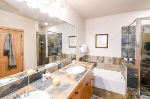 Ensemble douche/baignoire, sèche-cheveux, serviettes fournies