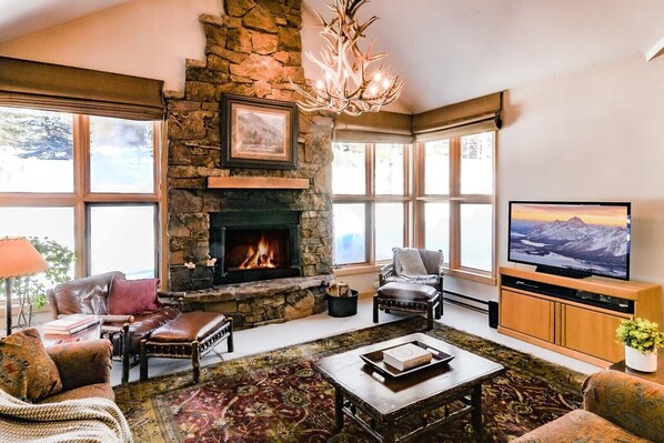 Télévision, cheminée