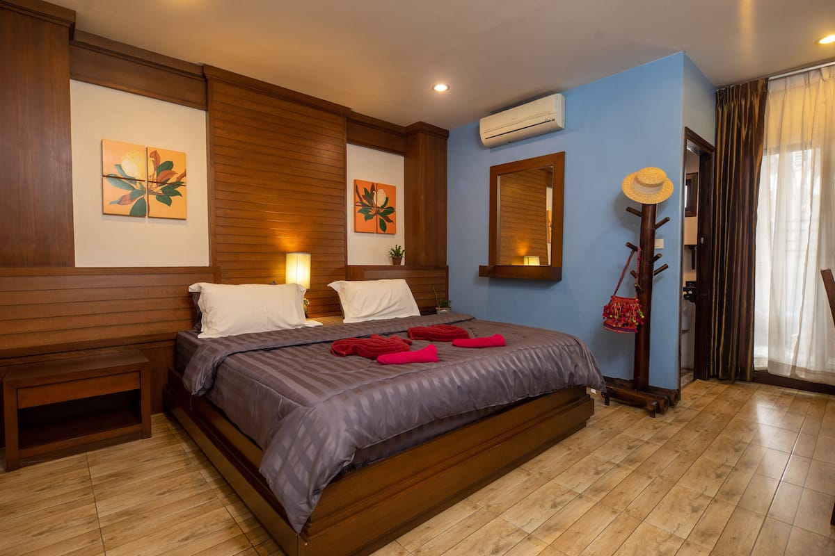 Habitación Deluxe, balcón | Minibar, escritorio, espacio para trabajar con laptop y insonorización