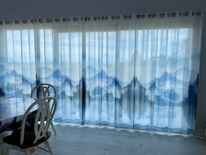 Dining - ‘White Caps’ - Entire Guest Studio - Loft bed with Ocean & Mountain views (Hapuku)