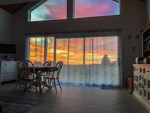 Dining - ‘White Caps’ - Entire Guest Studio - Loft bed with Ocean & Mountain views (Hapuku)