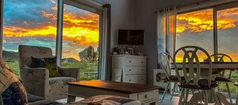 ‘White Caps’ - Entire Guest Studio - Loft bed with Ocean & Mountain views 