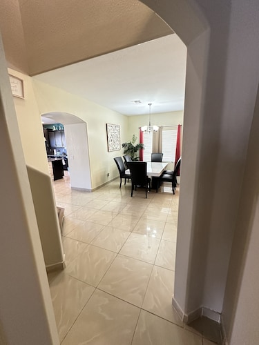 Big house with 7 rooms, 7 car parking, 7 min to freeway.