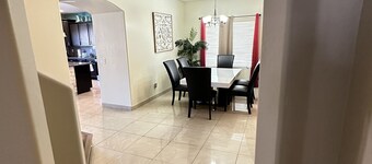 Big house with 7 rooms, 7 car parking, 7 min to freeway.