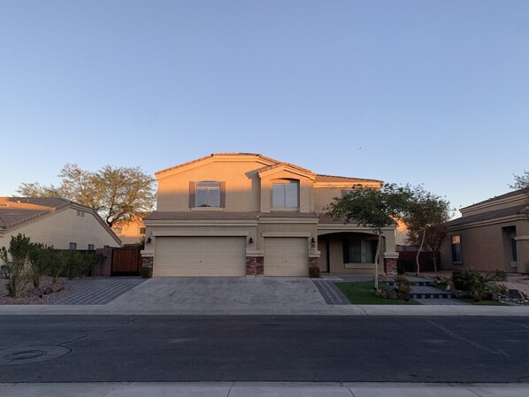 Exterior - Big house with 7 rooms, 7 car parking, 7 min to freeway. (Buckeye)