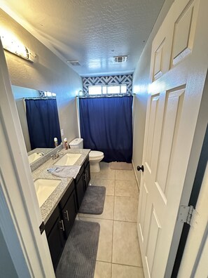 Bathtub, hair dryer, towels, toilet paper - Big house with 7 rooms, 7 car parking, 7 min to freeway. (Buckeye)