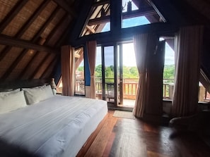 Meja kerja dan Wi-Fi gratis