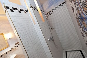 Dusche, Haartrockner, Handtücher, Seife