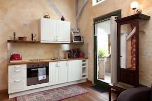 Jääkaappi, mikroaaltouuni, uuni, liesi