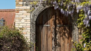 A stone building with a wooden door and a small set of stone steps leading up to it. - Storage N ° 1 - Lily (Waren (Müritz))