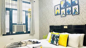 3 dormitoris, mobiliari individual i escriptori