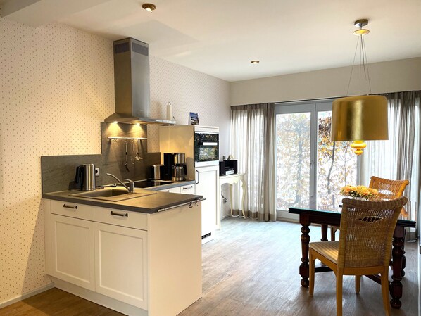 Kjøleskap, mikrobølgeovn, ovn og oppvaskmaskin