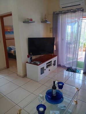 2 bedrooms, in-room safe, iron/ironing board, free WiFi