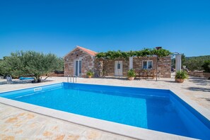 Villa (Two-Bedroom with Pool and Terrace) | Extérieur