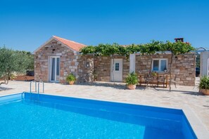 Villa (Two-Bedroom with Pool and Terrace) | Zwembad | Een seizoensgebonden buitenzwembad en parasols bij het zwembad