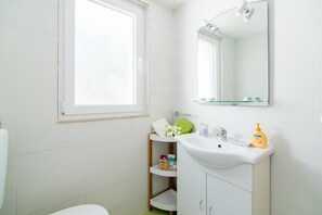 Villa (Two-Bedroom with Pool and Terrace) | Salle de bain | Douche, serviettes fournies