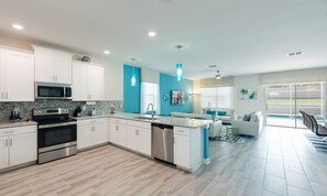 Refrigerador, microondas, horno y parrilla de estufa