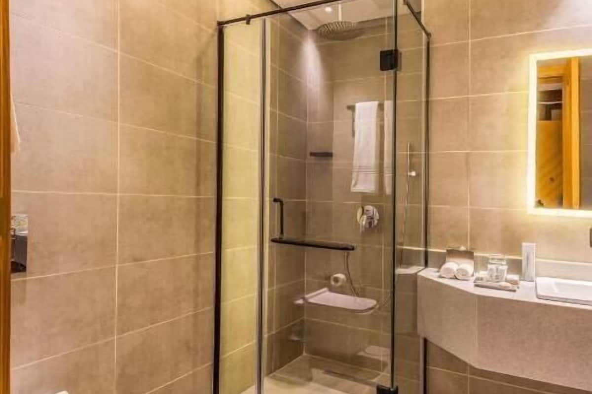 Een douche, badjassen, pantoffels, een bidet