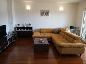 公寓 (Two Bedroom Apartment) | 客廳 | 電視