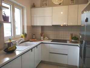 Apartment (Two Bedroom Apartment) | Dapur peribadi | Peti sejuk, pembancuh kopi/teh, kerusi tinggi, meja makan 