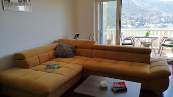 Apartment (Two Bedroom Apartment) | Ruang tamu | TV