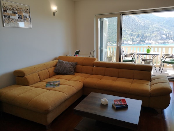 Appartement (Two Bedroom Apartment) | Salle de séjour | Télévision