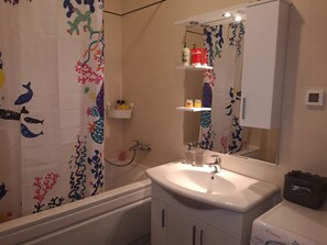 Appartement (Two Bedroom Apartment) | Salle de bain | Baignoire, serviettes fournies