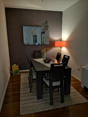 Apartment (Two Bedroom Apartment) | Makan dalam bilik