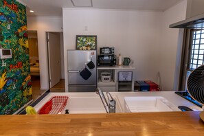 Casa, para no fumadores (Private Vacation Home) | Cocina privada | Refrigerador, microondas, horno y parrilla de estufa 