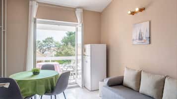 Lejlighed (Deluxe 1 Bedroom Apt with Balcony - W) | Stue | 25-tommers tv med satellitkanaler