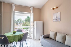 Apartment (Deluxe 1 Bedroom Apt with Balcony - W) | Wohnzimmer | 25-Zoll-Fernseher mit Satellitenempfang