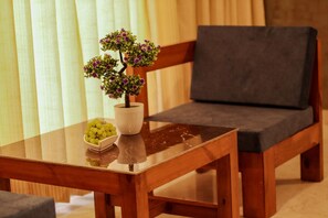 ميني بار وخزنة داخل الغرفة ومساحة عمل للكمبيوتر المحمول وستائر تعتيم