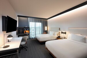 Escritorio, espacio para trabajar con laptop y cortinas blackout 